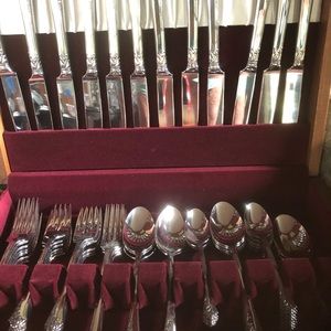 Oneida Stainless Steel Damask Rose/10 place set .